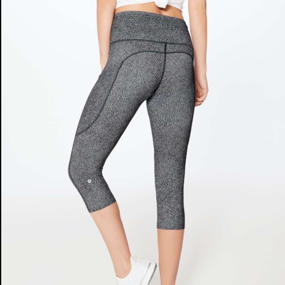 Lululemon Fast & Free Crop Fractal Strlight 6 NWOT